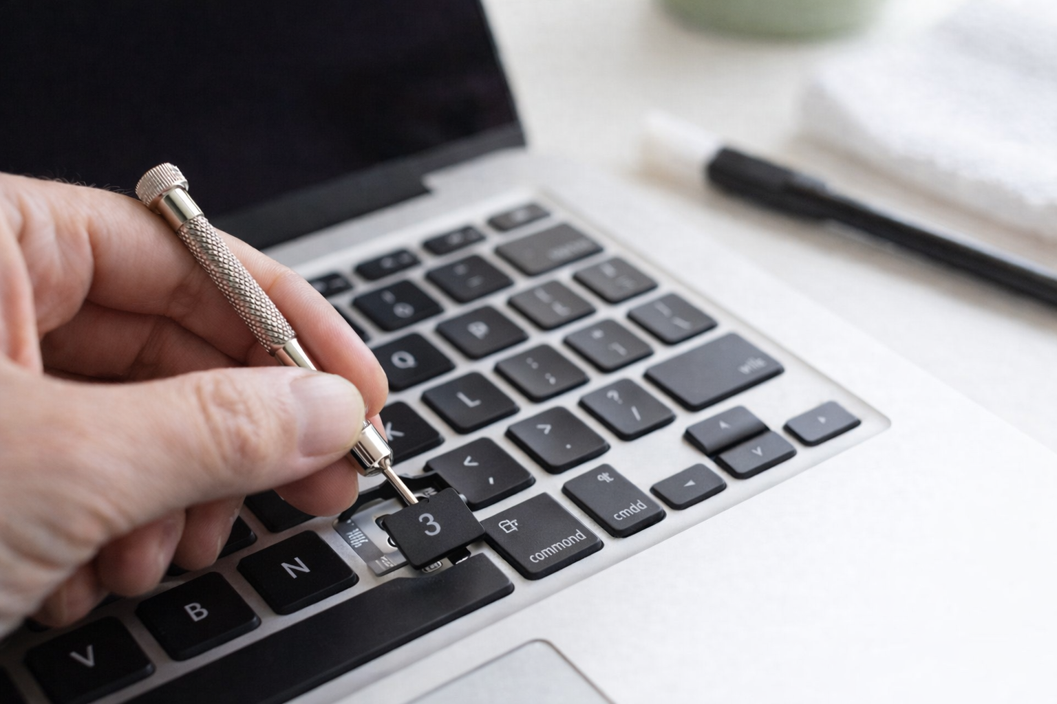 Instruções simples para remover as teclas de um laptop